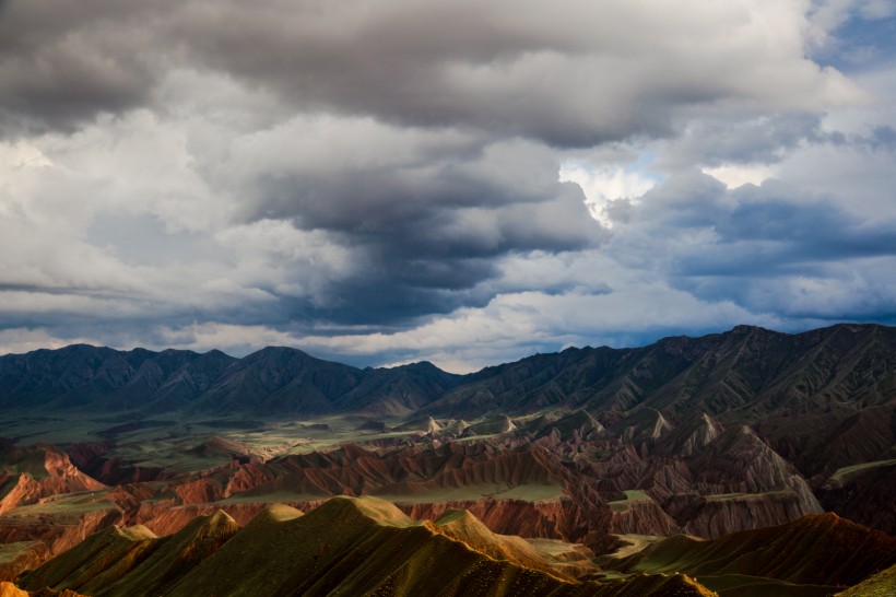 点击大图看下一张：新疆努尔加大峡谷雨后风景图片