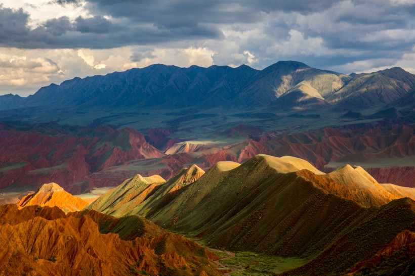 点击大图看下一张：新疆努尔加大峡谷雨后风景图片