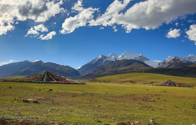 点击大图看下一张：西藏念青唐古拉山脉风景图片
