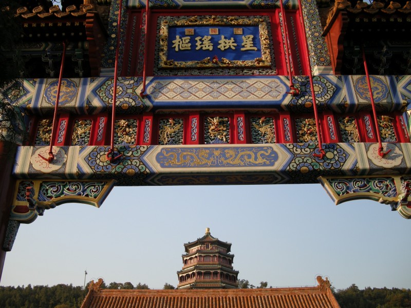 点击大图看下一张：排云门前牌楼