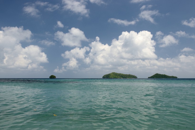 点击大图看下一张：帕劳的海洋和沙滩风景图片