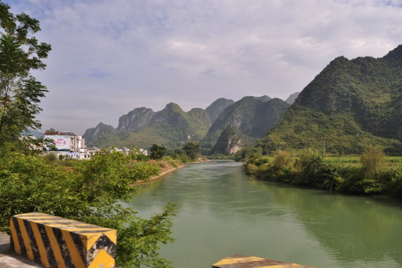 点击大图看下一张：广西盘阳河风景图片