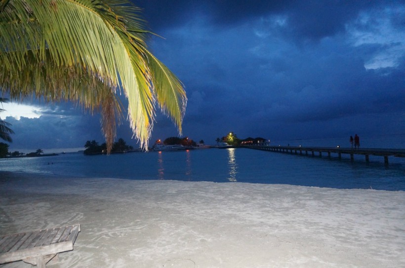 点击大图看下一张：马尔代夫天堂岛风景图片