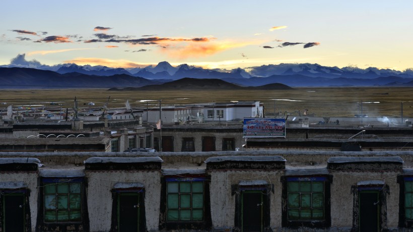 点击大图看下一张：西藏帕羊风景图片