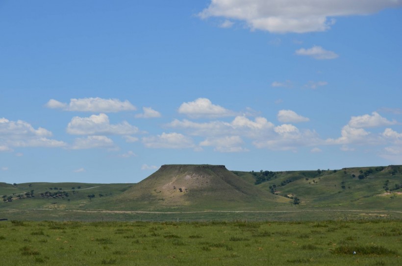 点击大图看下一张：内蒙古锡林浩特平台山风景图片