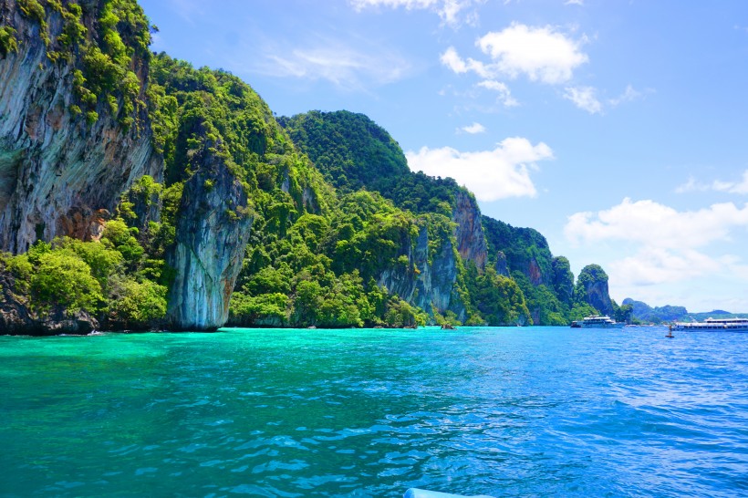 点击大图看下一张：泰国皮皮岛海边风景图片