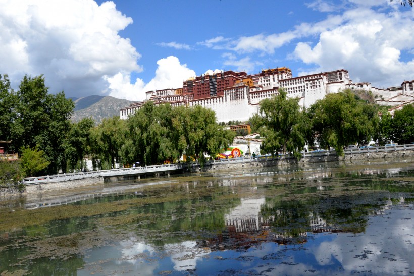 点击大图看下一张：西藏布达拉宫风景图片
