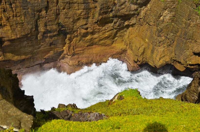 点击大图看下一张：新西兰普纳凯基的千层石岩与喷水洞图片