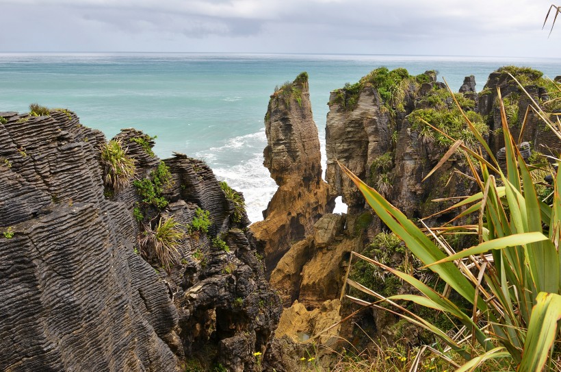 点击大图看下一张：新西兰普纳凯基的千层石岩与喷水洞图片