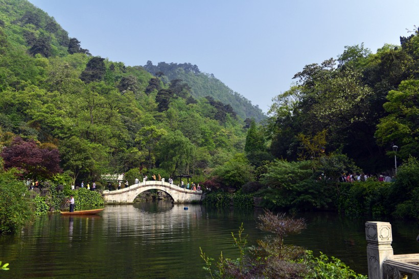 点击大图看下一张：贵州黔灵山风景图片