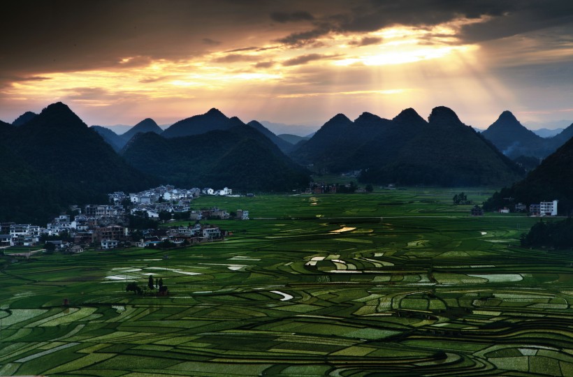 点击大图看下一张：贵州黔西南风景图片