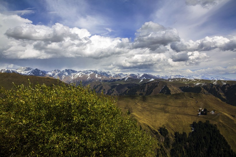 点击大图看下一张：新疆天山乔尔玛风景图片