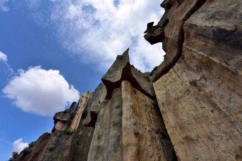 点击大图看下一张:云南七彩仙瀑风景图片