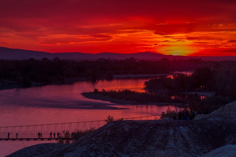 点击大图看下一张:新疆布尔津七彩滩风景图片
