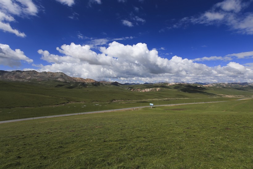 点击大图看下一张：青海祁连山草原风景图片