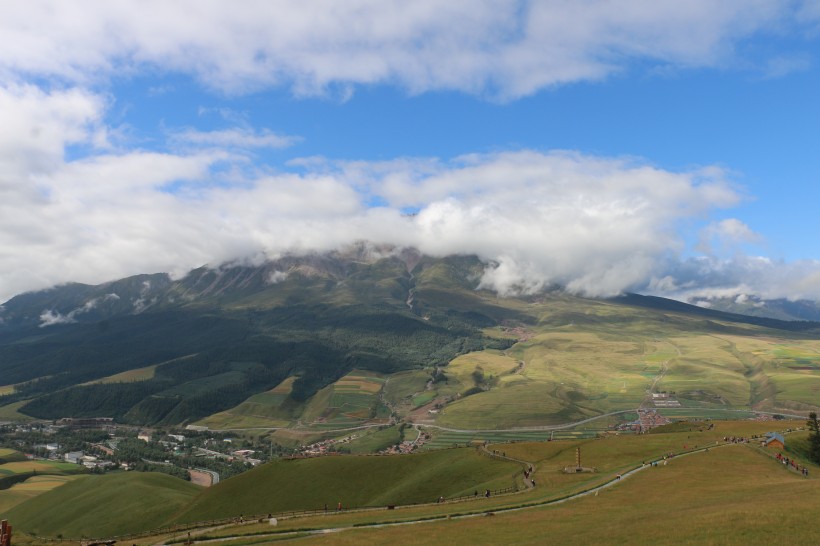 点击大图看下一张：巍峨连绵的祁连山风景图片