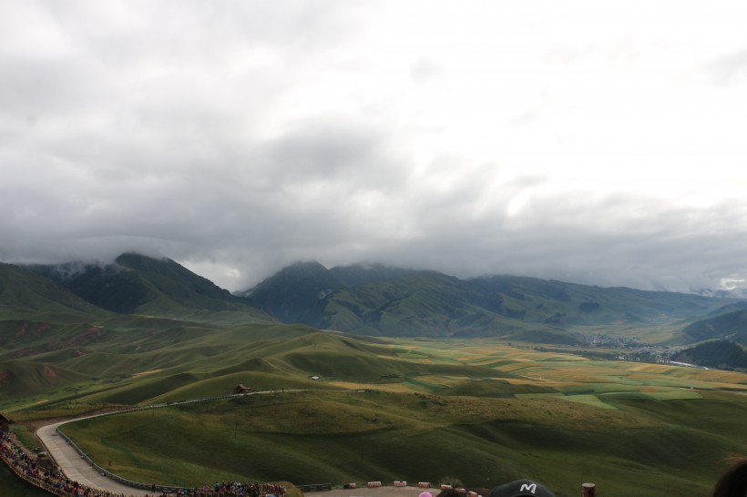 点击大图看下一张：巍峨连绵的祁连山风景图片