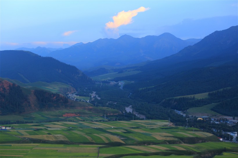 点击大图看下一张：青海祁连卓尔山风景图片