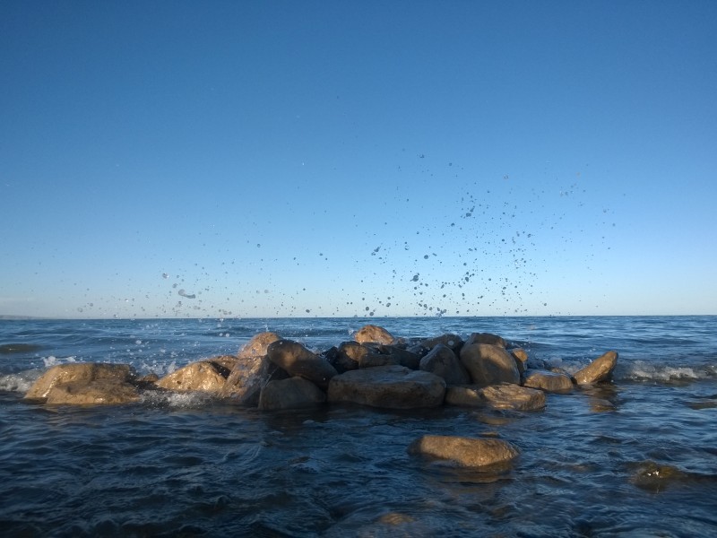 点击大图看下一张：淡雅娴静的青海湖图片