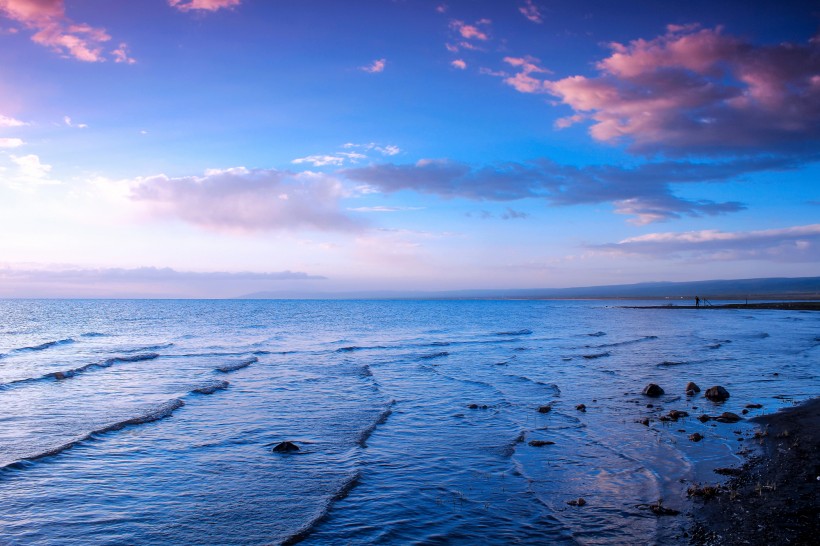 点击大图看下一张：青海圣洁的青海湖风景图片
