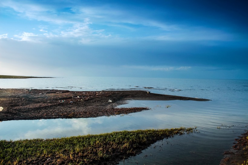 点击大图看下一张：青海圣洁的青海湖风景图片