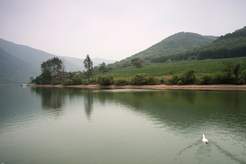 点击大图看下一张：辽宁丹东青山湖风景图片