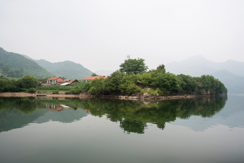 点击大图看下一张：辽宁丹东青山湖风景图片