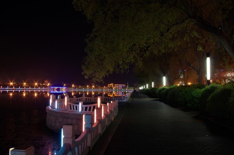 点击大图看下一张：黑龙江齐齐哈尔大学夜景图片