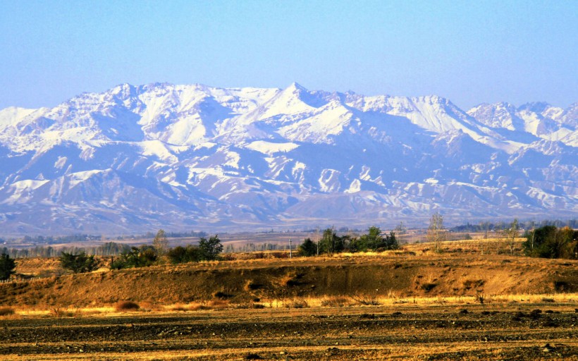 点击大图看下一张：新疆昌吉奇台雪山风景图片