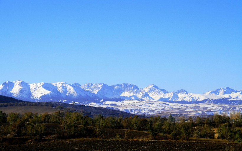 点击大图看下一张：新疆昌吉奇台雪山风景图片