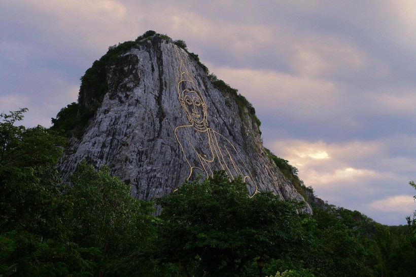 点击大图看下一张：泰国七珍金佛山风景图片