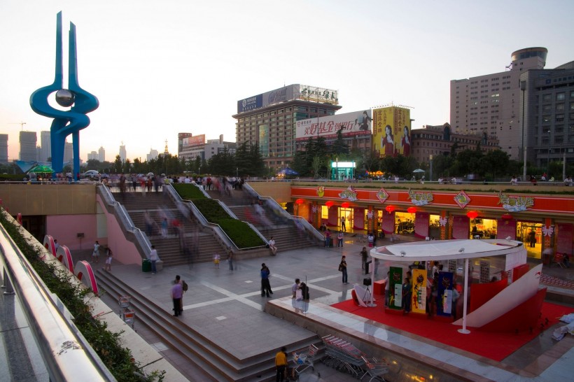点击大图看下一张：济南泉城广场图片