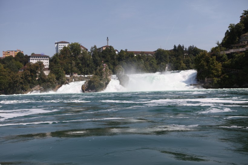 点击大图看下一张：瑞士莱恩瀑布风景图片