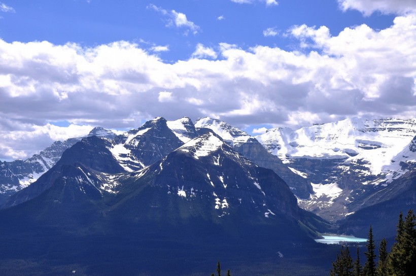点击大图看下一张：加拿大落基山脉风景图片