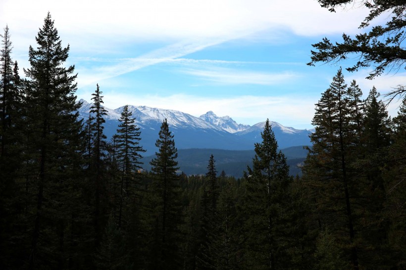 点击大图看下一张：加拿大落基山脉风景图片
