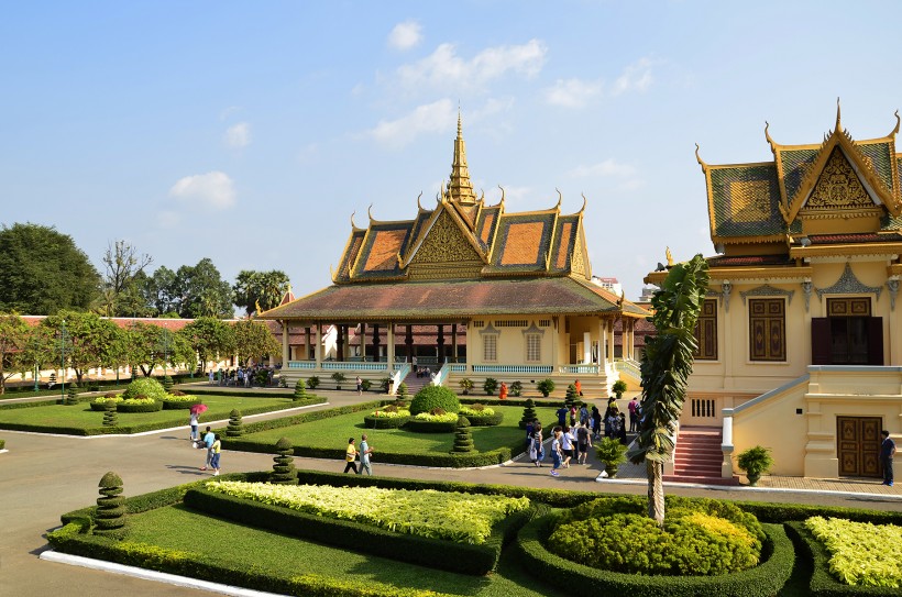 点击大图看下一张：柬埔寨金边皇宫风景图片