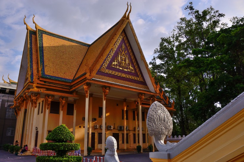 点击大图看下一张：柬埔寨金边王宫风景图片