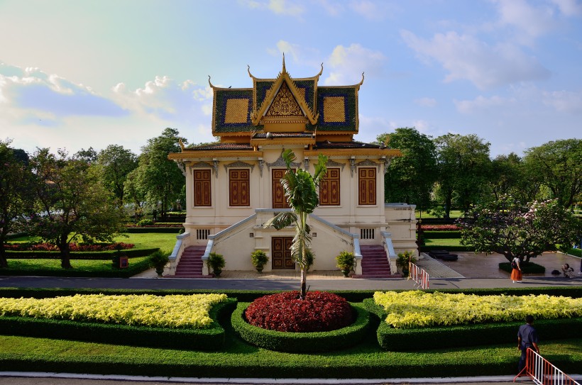 点击大图看下一张：柬埔寨金边王宫风景图片