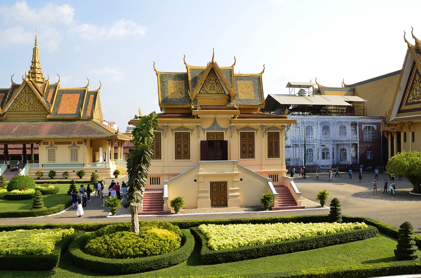 点击大图看下一张：柬埔寨金边皇宫风景图片