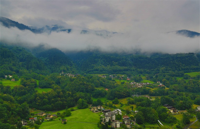 点击大图看下一张：瑞士民居风景图片