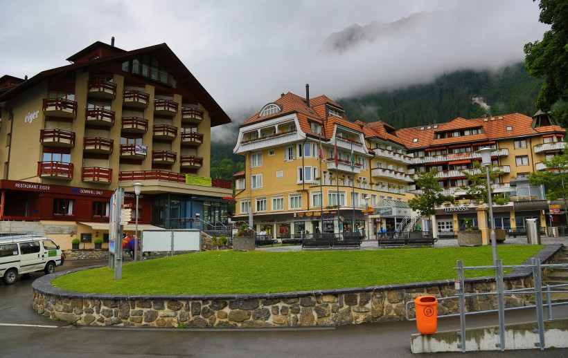 点击大图看下一张：瑞士民居风景图片