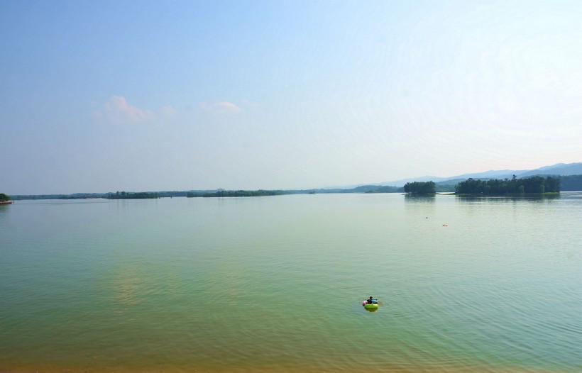 点击大图看下一张：四川成都三岔湖风景图片