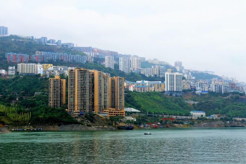 点击大图看下一张：重庆长江三峡云雾风景图片