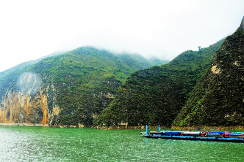点击大图看下一张：重庆长江三峡云雾风景图片