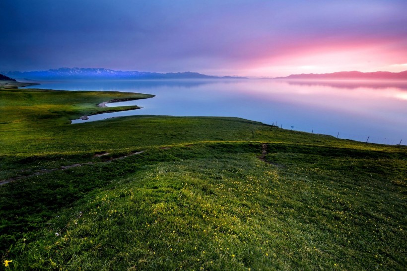 点击大图看下一张：新疆赛里木湖晨曦风景图片