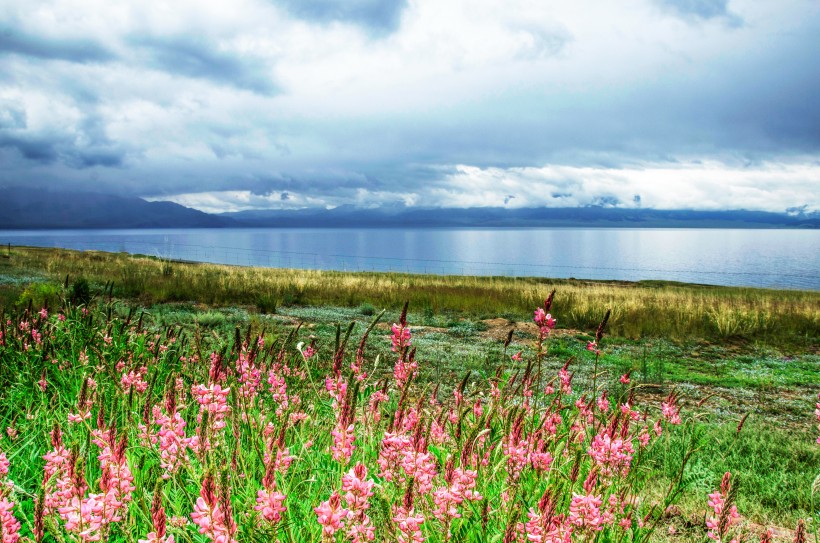 点击大图看下一张：美丽的赛里木湖风景图片