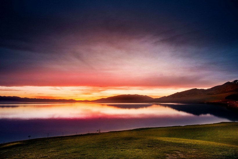 点击大图看下一张：新疆赛里木湖晨曦风景图片