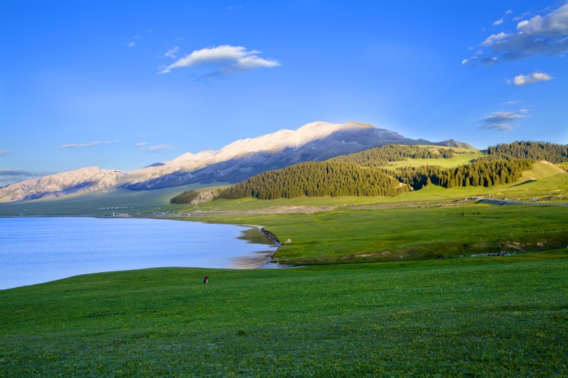 点击大图看下一张：新疆赛里木湖畔风景图片