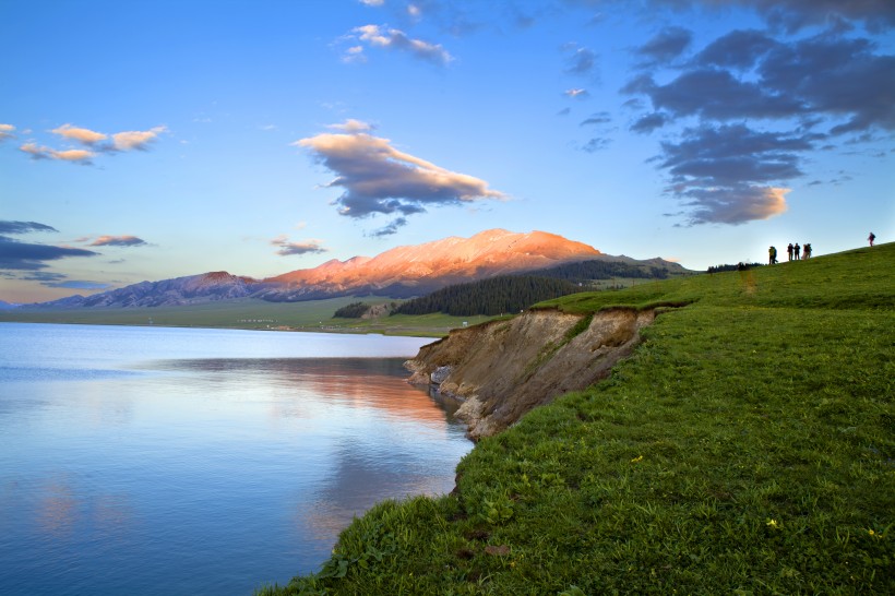 点击大图看下一张：新疆赛里木湖畔风景图片