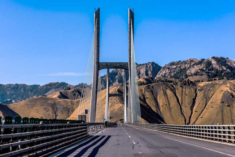 点击大图看下一张：新疆赛里木湖风景图片